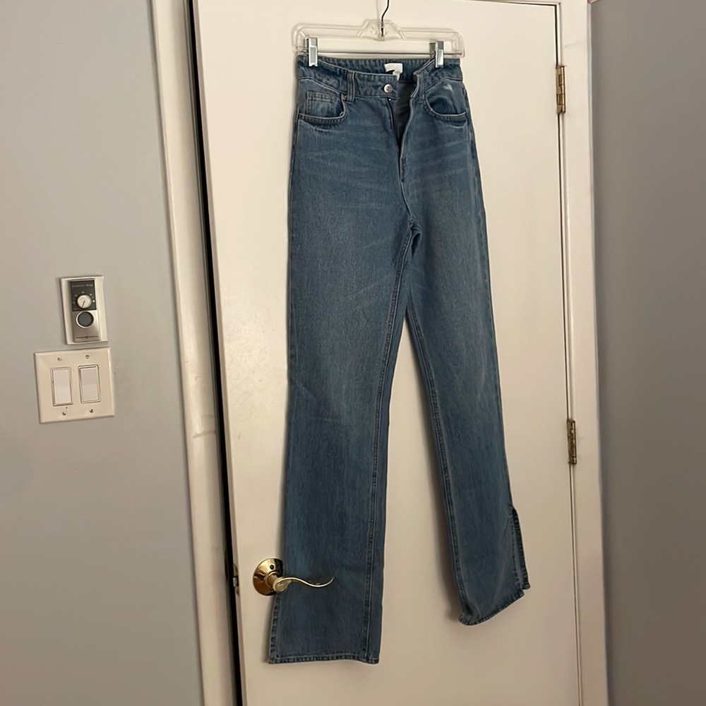 H&M split leg jeans, perfect condition never worn, size 2, so cute